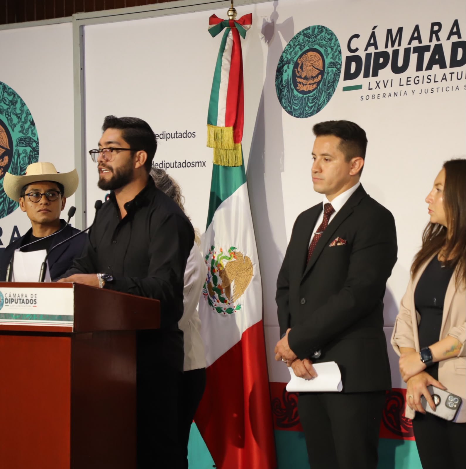 Parlamento Abierto organizado por Pavel Martínez y Juan Rocha convoca a más de 230 creadores para debatir iniciativas de ley enfocadas en humanizar las redes.